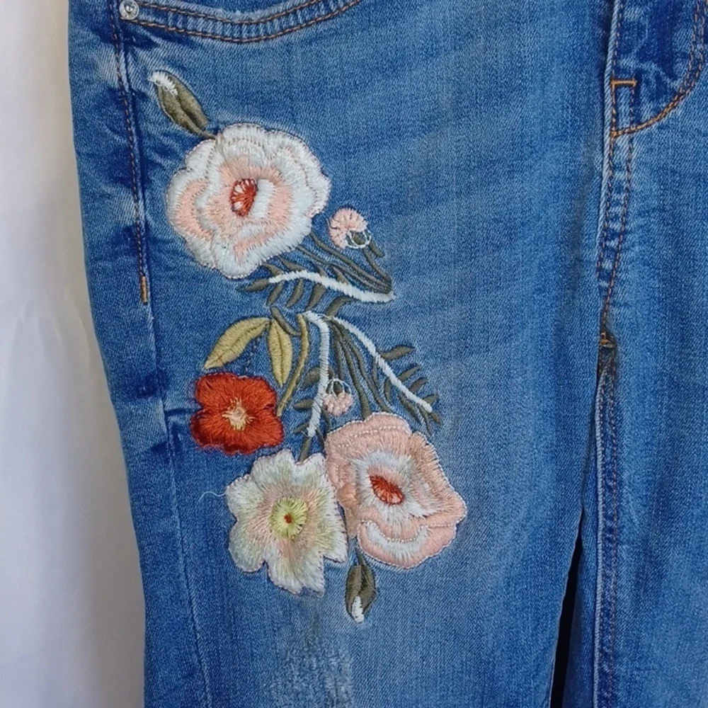 Zara floral embroidered distressed skinny ankle jeans, size 6